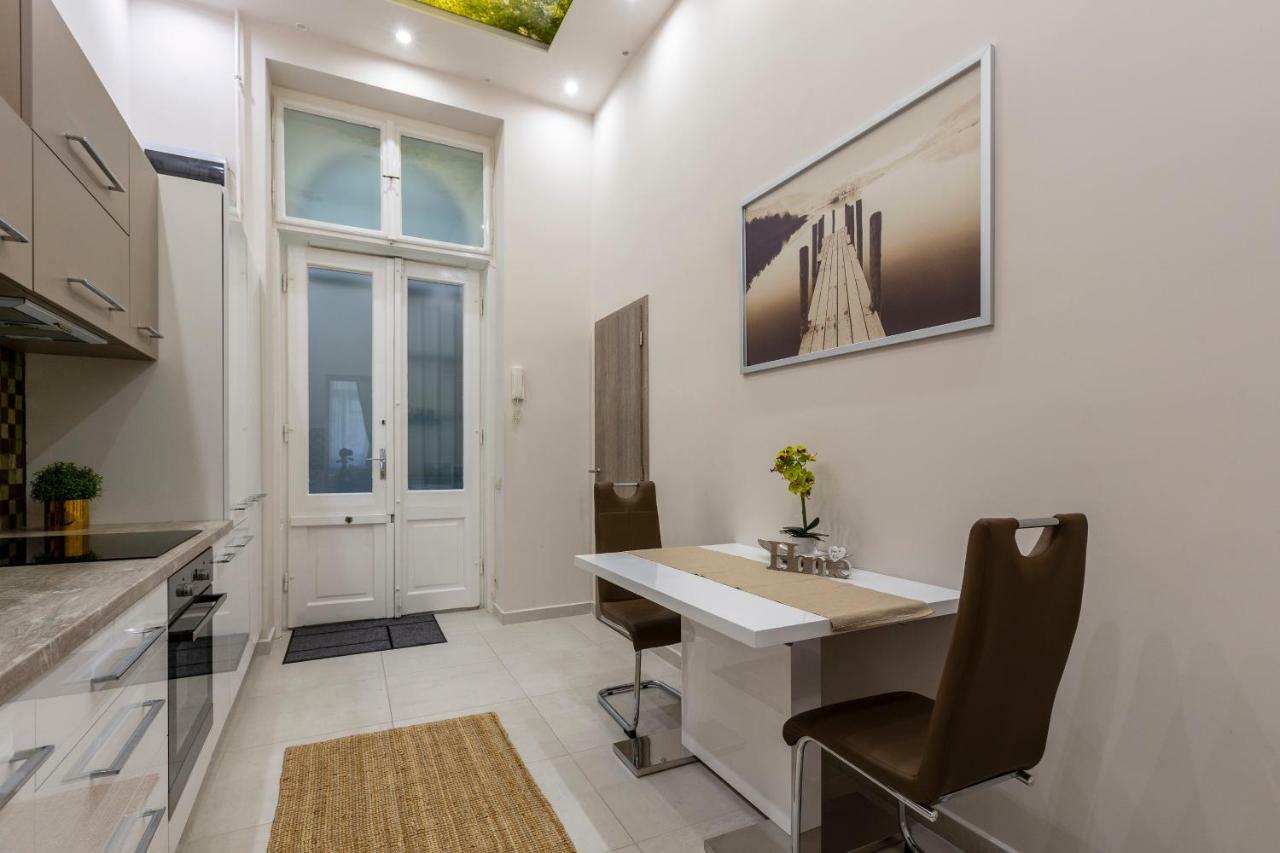 Deluxe Downtown Home 2 Bedrm, 2 Bathrm Budapest Exterior photo